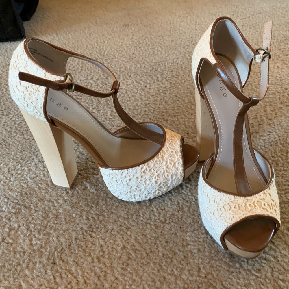 Hinge never worn womens crochet peep toe wooden heel